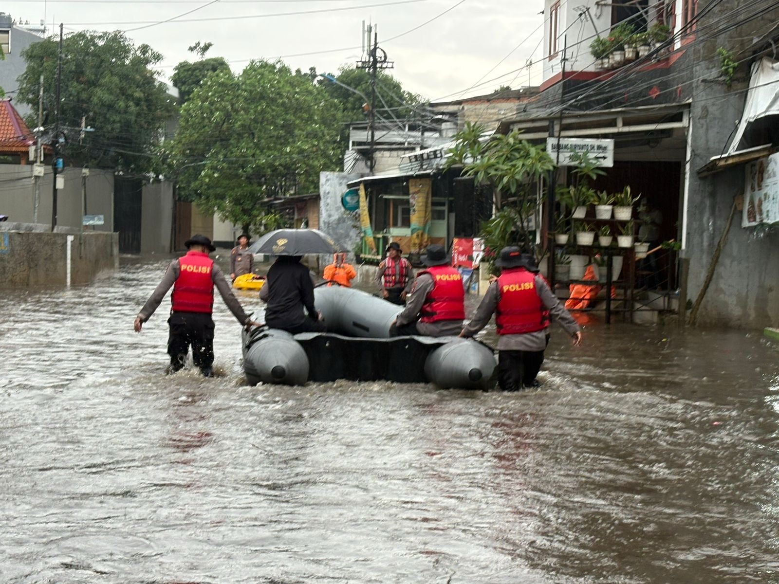 Semangat Polda Metro Jaya Evakuasi Warga Terdampak Banjir di Asrama Polisi Pondok Karya